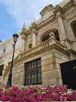 Detalle arquitectónico de la entrada del museo con flores en primer plano