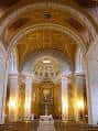Interior de la Iglesia de Santa Lucía, mostrando el altar mayor y la bóveda decorada