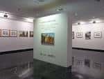 Sala de exposiciones interior del CDIS con paredes blancas y suelo reflectante