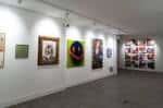Sala de exposición principal de la galería con paredes blancas y obras de arte iluminadas.