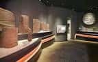 Interior de la sala de exposiciones con estelas y artefactos prehistóricos
