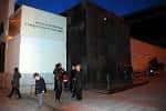 Entrada principal del museo de noche con visitantes