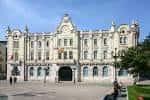 Fachada principal del Ayuntamiento de Santander bajo cielo azul