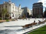 Vista de la Plaza del Ayuntamiento con zonas verdes y bancos modernos
