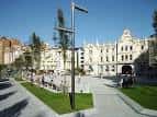 Perspectiva de la Plaza del Ayuntamiento mostrando el mobiliario urbano y la iluminación