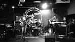 Banda de rock actuando en el escenario de la Sala Rock Beer The New