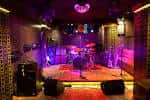 Escenario de la Sala Niágara con batería e iluminación de concierto