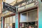 Vista exterior de la tienda de discos 'Discos Cucos' en Santander