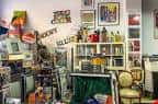 Interior de la tienda 'Discos Cucos' mostrando estanterías y decoración variada
