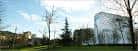 Vista panorámica del edificio Bizkaia Aretoa-EHU rodeado de árboles y zona verde
