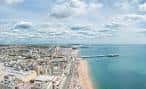 Vista panorámica de la costa de Brighton y la ciudad desde gran altura