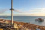 Torre Brighton i360 al atardecer con el mar y las ruinas del muelle de fondo