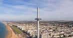 Vista aérea de la torre i360 y la extensión urbana de Brighton a lo largo de la costa