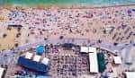 Vista aérea de un lugar de celebración de eventos al aire libre en la playa de Brighton