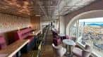 Interior moderno del bar y cocina del lugar de eventos con vistas al mar