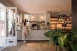 Interior moderno del café, mostrando la barra de servicio y la decoración minimalista