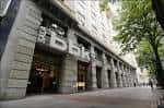 Vista de la entrada principal de la Sala BBK en Bilbao, mostrando la fachada de piedra