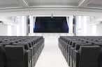 Interior del auditorio de la Sala BBK con filas de butacas oscuras y escenario