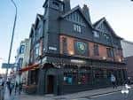Vista exterior de The New Unity Pub en Brighton con fachada oscura