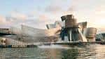Vista panorámica del Museo Guggenheim Bilbao al atardecer desde la ría