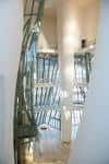 Arquitectura interior del museo con grandes ventanales curvos y estructura metálica