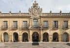 Fachada principal del Eurostars Hotel de la Reconquista con el escudo monumental sobre la entrada