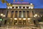 Fachada principal del Teatro Jovellanos iluminada de noche