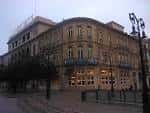 Vista exterior del edificio histórico del Café Dindurra en Gijón