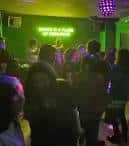 Pista de baile del Dilema Indie Club durante un evento con iluminación de fiesta