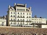 Vista exterior del hotel desde la playa de guijarros de Brighton