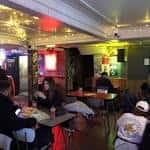 Interior del local con mesas y ambiente de bar