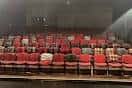Filas de butacas rojas y a cuadros en el auditorio principal del Pabellón 6