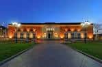 Fachada principal del Museo de Bellas Artes de Bilbao iluminada al anochecer
