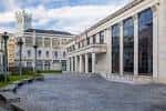 Vista exterior de la fachada moderna del Paraninfo de la Universidad de Cantabria junto a un edificio histórico