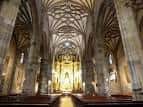Interior de la nave central de la Basílica, destacando la bóveda de crucería gótica