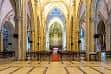 Interior de la nave central de la Catedral de Santander con el altar mayor