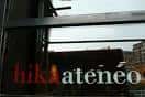 Primer plano del rótulo de Hika Ateneo en la ventana de la entrada