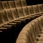 Primer plano de las butacas tapizadas y curvas del auditorio Golem Alhóndiga