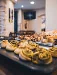 Exposición de repostería y dulces en el interior de La Parisina