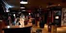 Interior del Rocket Rock Club, mostrando la barra y el ambiente nocturno