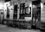 Fachada exterior del Rocket Rock Club en Oviedo, fotografía en blanco y negro
