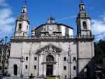 Vista frontal de la fachada barroca de la Iglesia de San Nicolás con sus dos campanarios