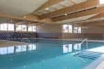 Piscina cubierta del Centro Cívico Zabalgana con techo de vigas de madera