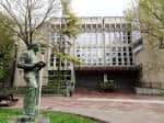 Fachada principal de la Casa de Cultura Ignacio Aldecoa y estatua en el jardín