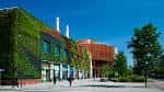 Exterior del Palacio de Congresos Europa destacando el jardín vertical y la zona de acceso