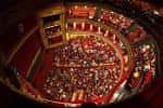 Perspectiva aérea del patio de butacas y los palcos del Teatro Gayarre durante una función