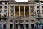 Vista frontal de la fachada neoclásica del Teatro Gayarre en Pamplona