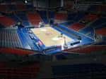 Interior del pabellón multiusos Fernando Buesa Arena con la cancha y gradas vacías