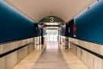 Pasillo de acceso a las salas de cine con iluminación moderna