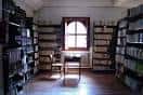 Interior de la biblioteca del Seminario Diocesano, con estanterías y luz natural